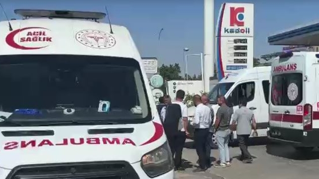 İşçi servis minibüsü, kamyona arkadan çarptı: 11 yaralı