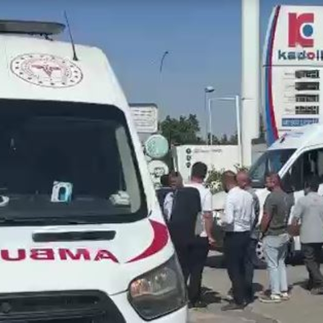 İşçi servis minibüsü, kamyona arkadan çarptı: 11 yaralı