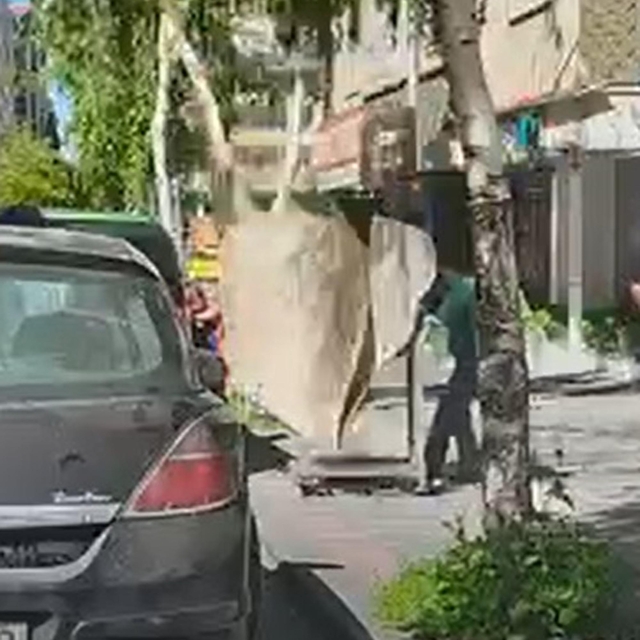 7'nci kattan düşen halı, mağaza çalışanının başına isabet etti