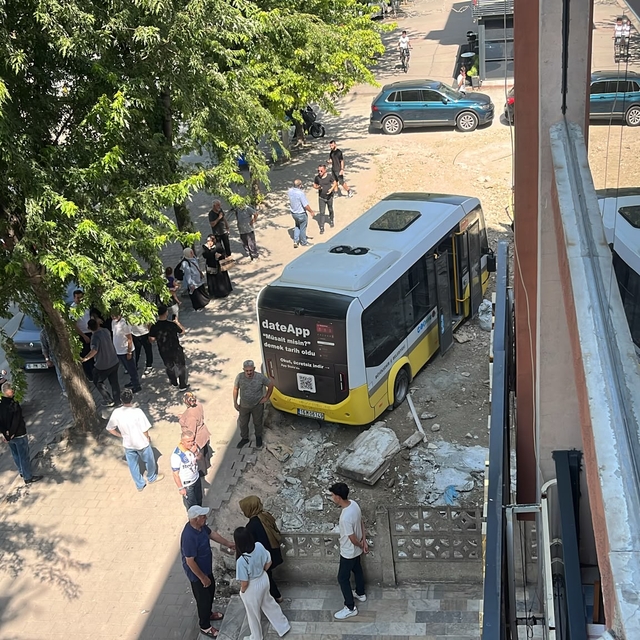 Kaldırıma çıkıp iş yerine çarpan minibüs, boş arsaya girdi