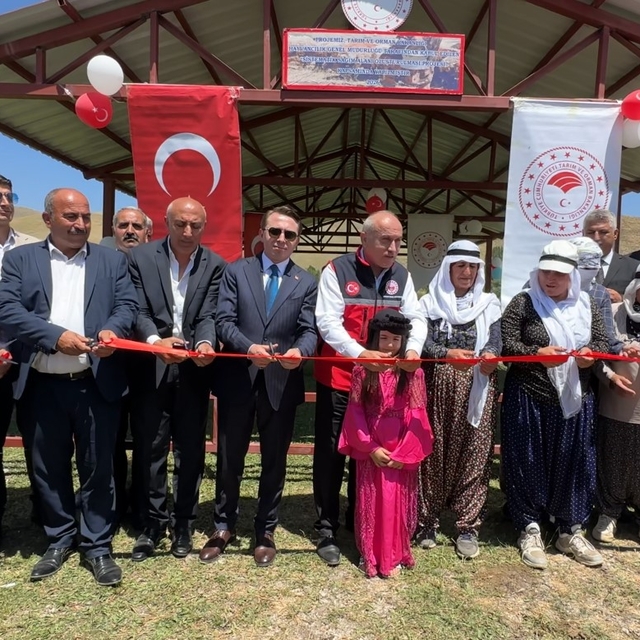 Yüksekova'da berivanlar gölgeliğe kavuştu
Bakan Yumaklı, berivanlarla telef...