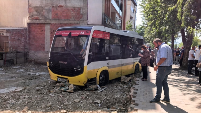 Minibüs, iş yerine çarptıktan sonra boş arsaya uçtu