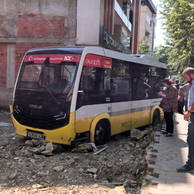 Minibüs, iş yerine çarptıktan sonra boş arsaya uçtu