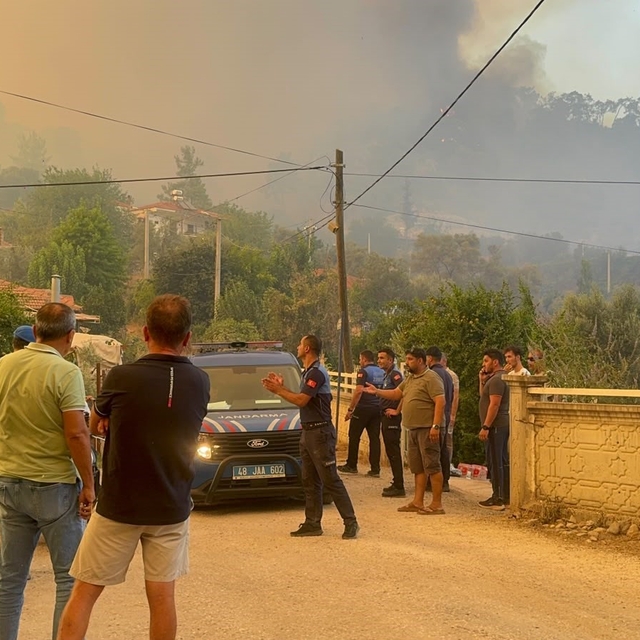 Fethiye'deki yangın 4 saattir sürüyor: "Bir mahalle tedbir amaçlı tahliye e...