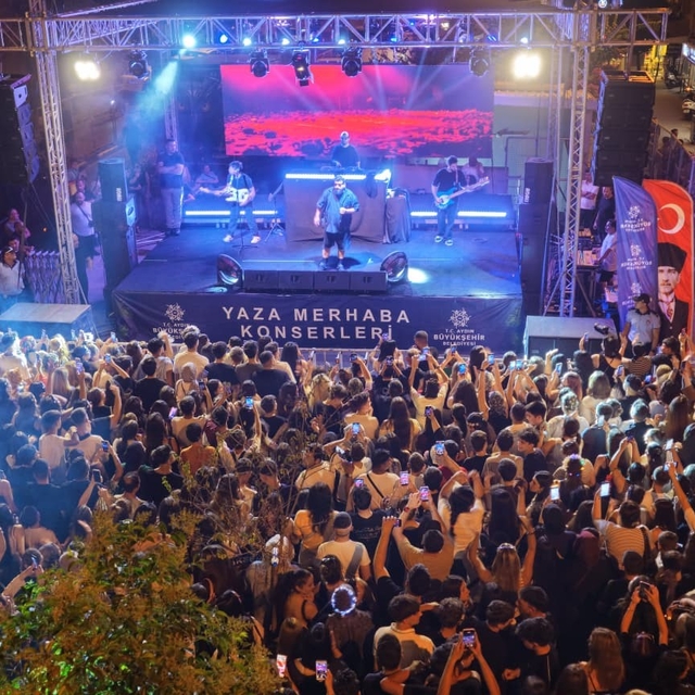 Aydın Büyükşehir Belediyesi Nazillili vatandaşları yaz konserinde buluşturd...