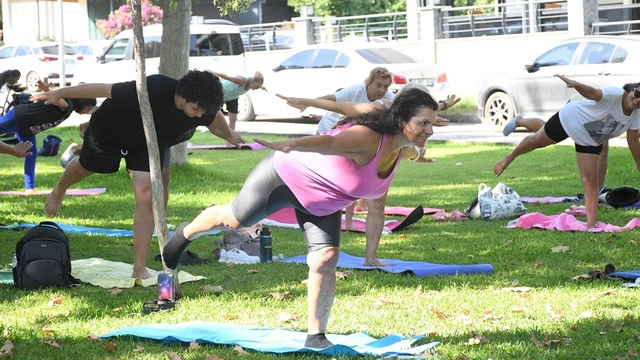 Kuşadası'nda sabah sporu etkinliklerine yoğun ilgi