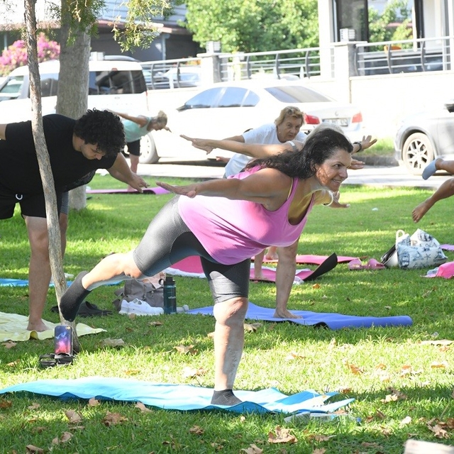 Kuşadası'nda sabah sporu etkinliklerine yoğun ilgi
