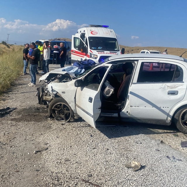 Tatvan'da iki otomobil çarpıştı: 6 yaralı