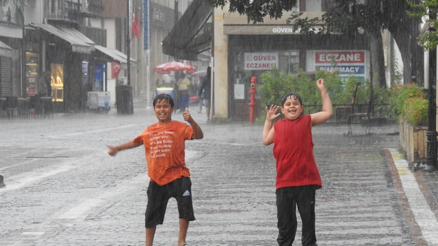 Edirne'de sağanak sürprizi: Büyükler kaçtı, çocuklar dans etti
Edirne'de sağanak bastırdı, çocuklar yağmurun tadını çıkardı
Edirne'de çocukların sağanak altında dansı renkli görüntüler oluşturdu