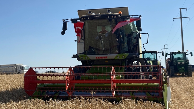 Biçerdöver kullanan Eskişehir Valisi Yılmaz: "Valiniz ne güzel çiftçilik yapıyor"
Sivrihisar'da hasat etkinliğine katılan Vali Dr. Erdinç Yılmaz:
"Eskişehir'imizde toplam 5 milyon 460 bin dekar alanda tarım yapılmaktadır"