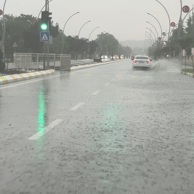 Edirne'de sağanak yağış yolları göle çevirdi