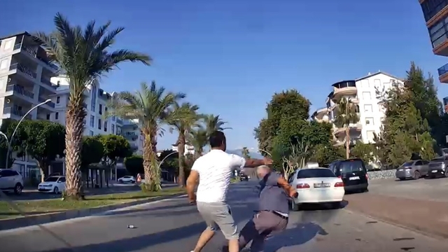Yaşlı adamın yere düştüğü yumruklu trafik kavgasının yeni görüntüleri ortaya çıktı
Yolun karşısına geçen yaya, 'Burası yaya geçidi mi? diye soran taksiciye küfürler yağdırdı
Yayanın elindeki siyah poşette yer alan kutu içeceklerle taksiciye vurmaya çalıştığı görüntüler araç kamerasına yansıdı