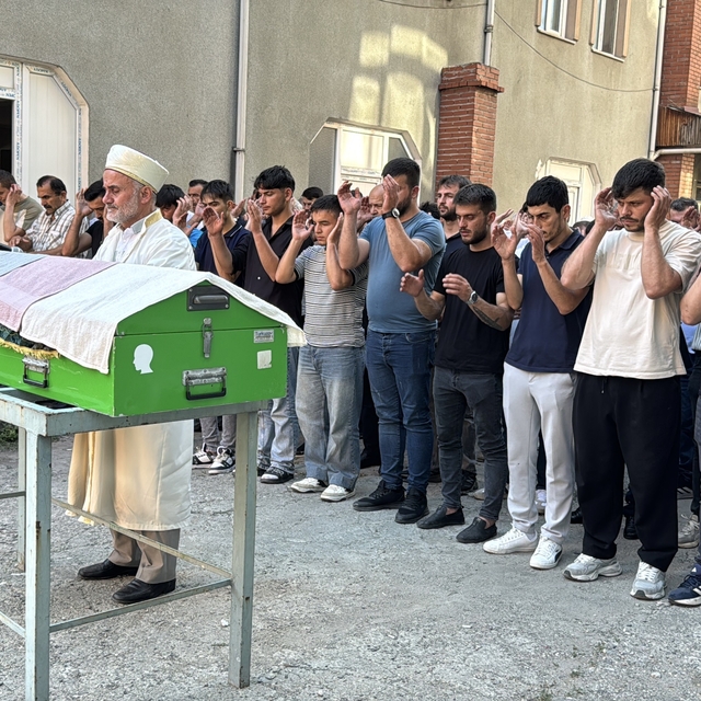 Eşi tarafından öldürülen 3 çocuk annesi kadın toprağa verildi