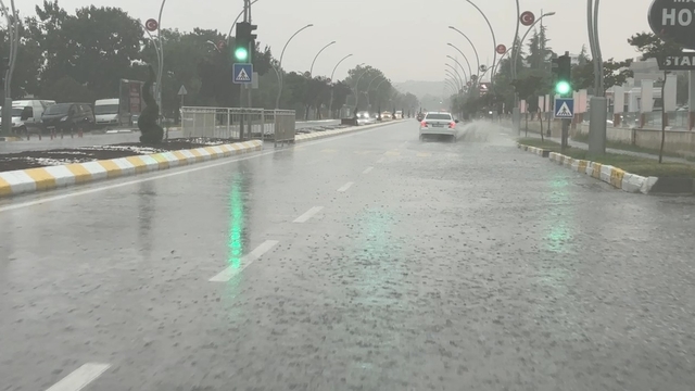 Edirne'de sağanak yağış yolları göle çevirdi