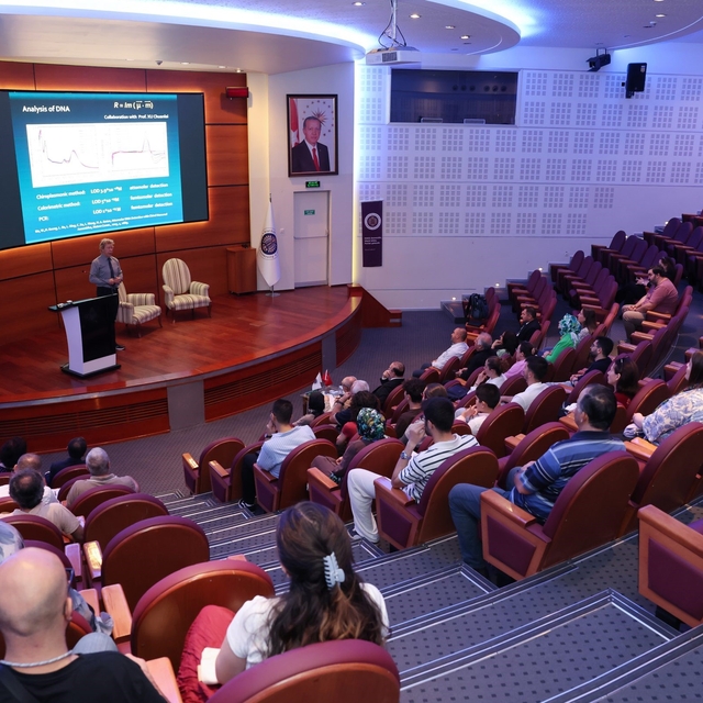 Prof. Nicholas A. Kotov Atatürk Üniversitesinde konferans düzenledi