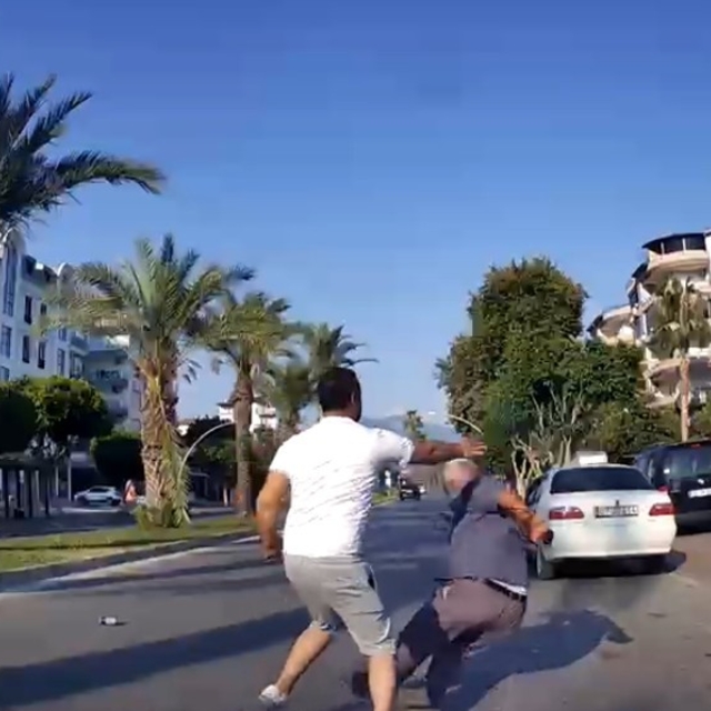 Yaşlı adamın yere düştüğü yumruklu trafik kavgasının yeni görüntüleri ortay...