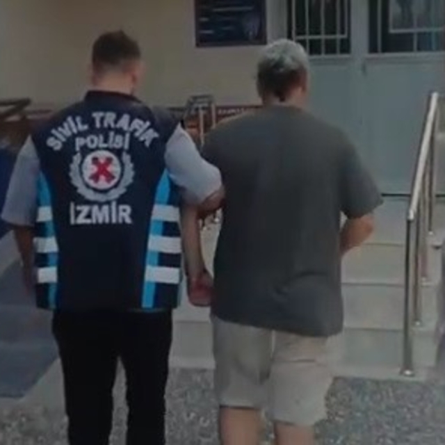 Motosikletliyi darbeden trafik magandası yakalandı, ceza yağdı
Aracından in...