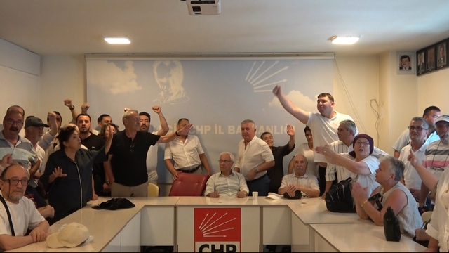 Bilecik'te CHP binasında gergin anlar
CHP Bilecik İl Başkanlığına atanan Kazım Yağmur ve ekibi partiye geldi, ortam gerildi
CHP'nin görevden alınan İl Başkanı Ali Özdemir:
"CHP'de atanmış birisinin kabul edilmesi mümkün değildir"
