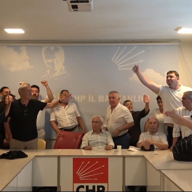 Bilecik'te CHP binasında gergin anlar
CHP Bilecik İl Başkanlığına atanan Ka...