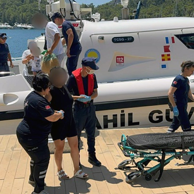Sahil Güvenlik, gezi teknesi ve ticari yattan iki kişiyi tıbbi tahliye gerç...