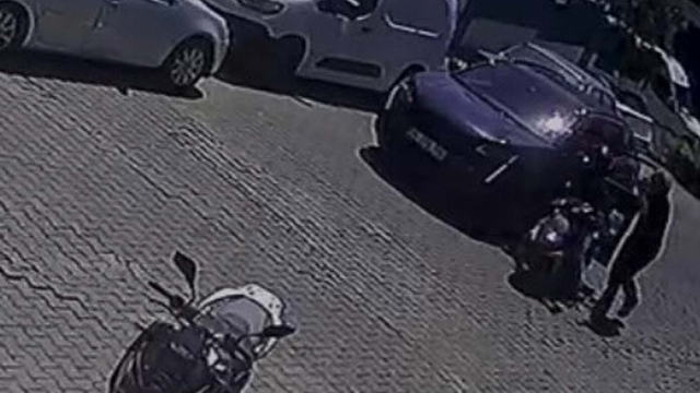 İzmir'de trafikte kavga güvenlik kamerasında