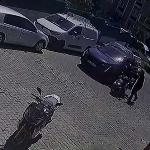 İzmir'de trafikte kavga güvenlik kamerasında