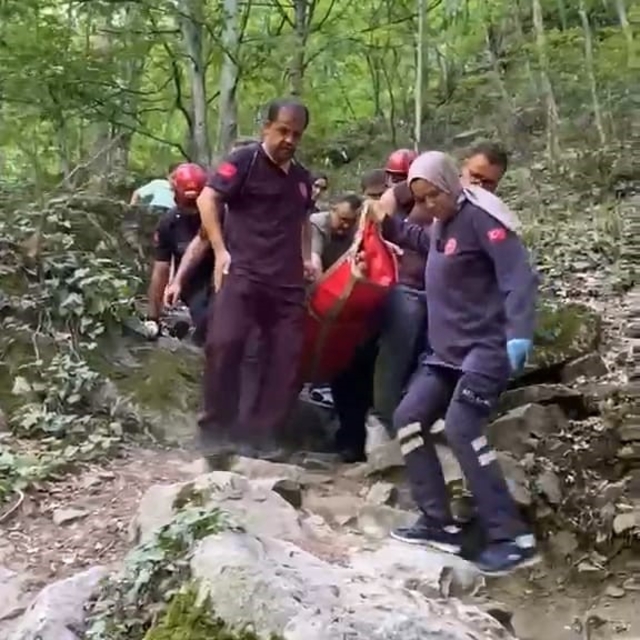 Oylat Şelalesi'nde düşen kadın, ekiplerin zorlu çalışmasıyla kurtarıldı