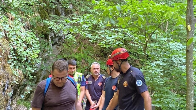 Şelalede 3 metre yükseklikten düşerek yaralanan kadın kurtarıldı