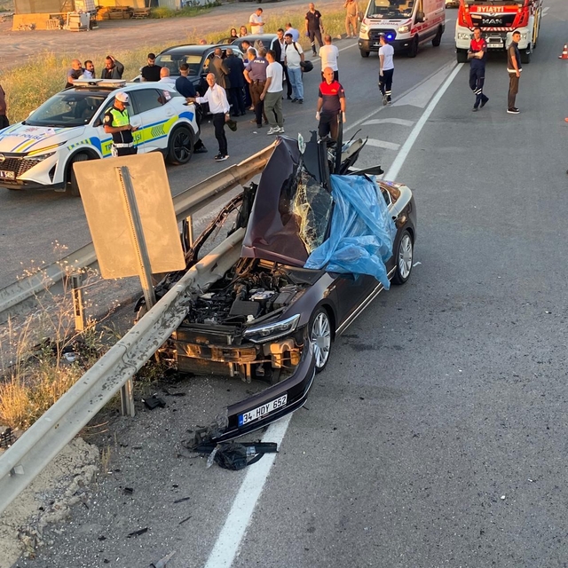 Düğün konvoyundaki otomobil bariyerlere çarptı: 1 ölü, 3 yaralı