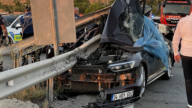 Düğün konvoyundaki otomobil bariyerlere çarptı: 1 ölü, 3 yaralı
