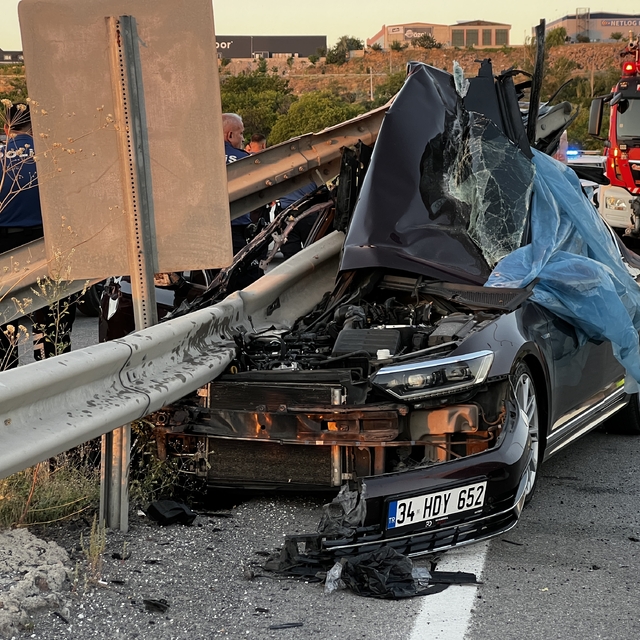 Düğün konvoyundaki otomobil bariyerlere çarptı: 1 ölü, 3 yaralı