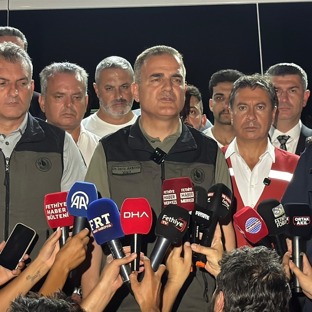 Vali Akbıyık: "Orman yangını için 417 personel ve 126 araçla mücadelemiz sü...