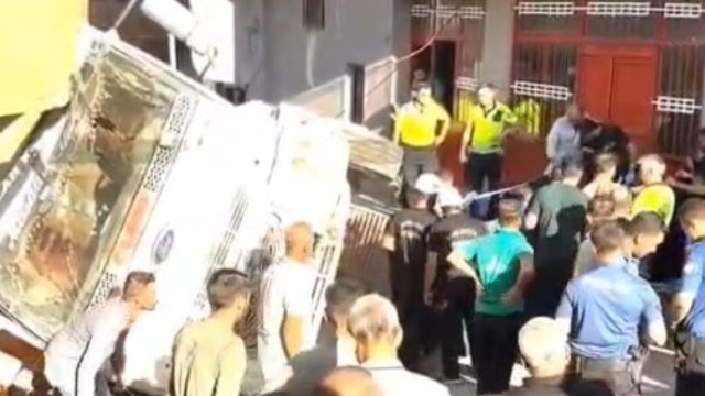 Freni boşalan kamyonun altında kalan kız çocuğu öldü