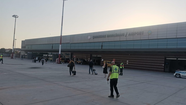 Brüksel'den gelen yolcu uçağı Çanakkale Havalimanı'na iniş yaptı