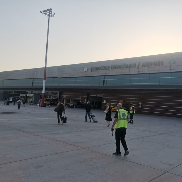 Brüksel'den gelen yolcu uçağı Çanakkale Havalimanı'na iniş yaptı