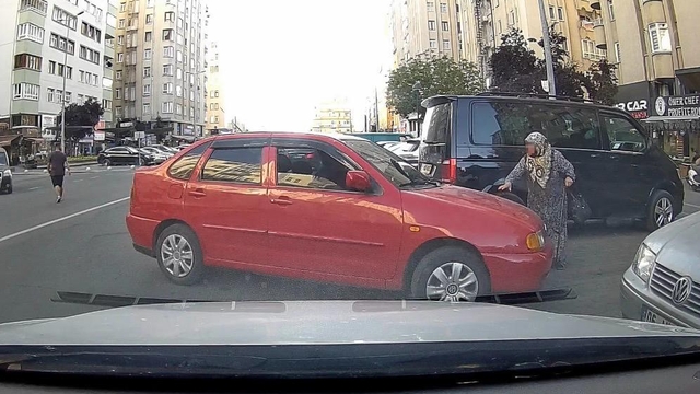 Park yeri savaşını bastonlu yaşlı kadın kazandı
Park yeri tartışmasında otomobilini bastonlu kadının üzerine sürdü, o anlar kameraya yansıdı