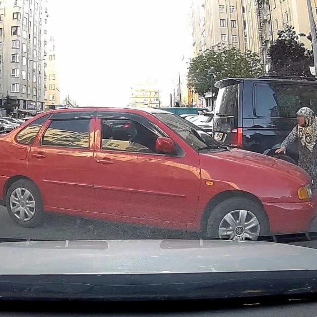 Park yeri savaşını bastonlu yaşlı kadın kazandı
Park yeri tartışmasında oto...