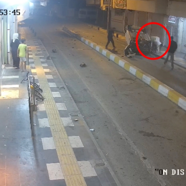 Refüje çarparak takla atan otomobilin sürücüsü yaralandı; kaza kamerada