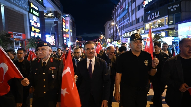 Erzurum'da 107. yıllık coşku fener alayı ile renklendi