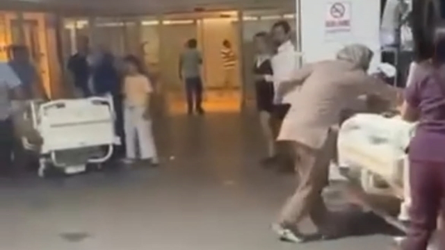 Hastanenin yoğun bakım ünitesinde yangın; 2 kişi dumandan etkidendi