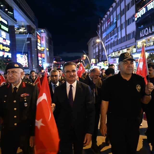 Erzurum'da 107. yıllık coşku fener alayı ile renklendi
