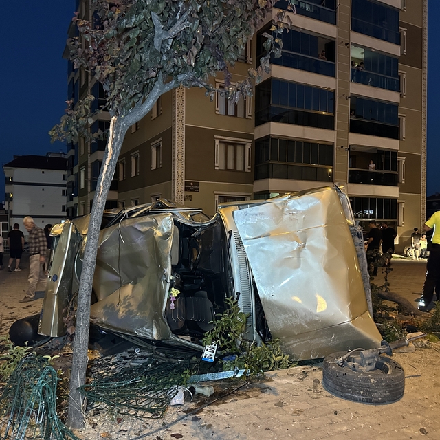 Yayalara çarpan otomobil takla atarak otoparka daldı: 1'i ağır 3 yaralı