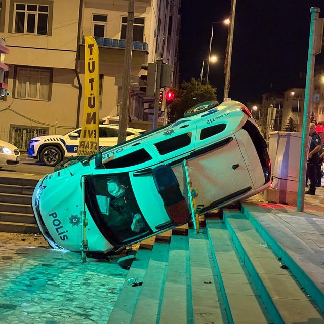 Otomobille çarpışan polis aracı yan yattı: 2'si bekçi 3 yaralı