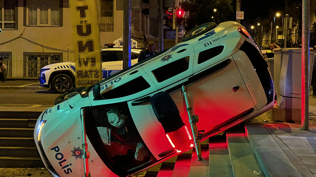 Kayseri'de otomobil ile çarpışan polis aracı devrildi: 3 yaralı