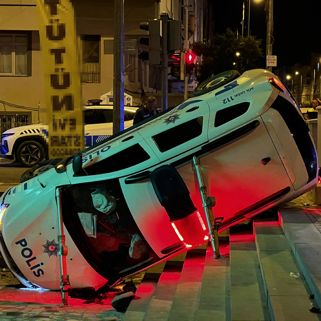 Kayseri'de otomobil ile çarpışan polis aracı devrildi: 3 yaralı