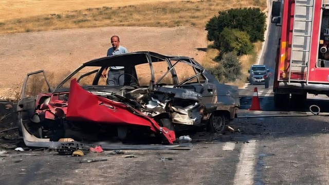 Çarpışan otomobillerden biri alev aldı: 1 ölü, 2 yaralı