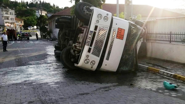 Balya'da akaryakıt dolu tanker devrildi