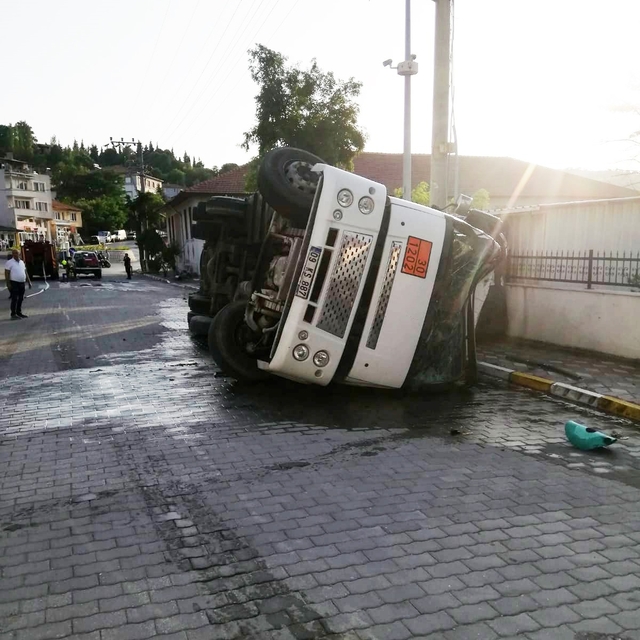 Balya'da akaryakıt dolu tanker devrildi