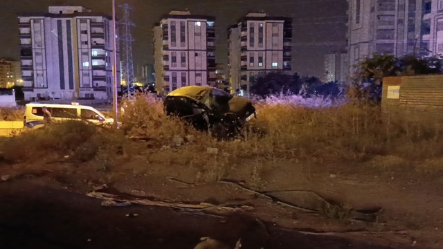 Adana'da takla atan otomobildeki 2 kişi yaralandı