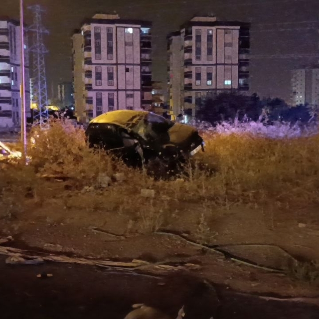 Adana'da takla atan otomobildeki 2 kişi yaralandı